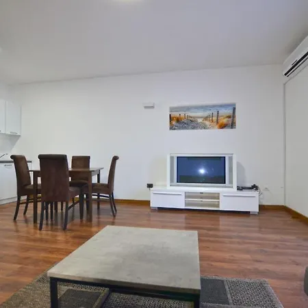 La Luna With Parking Apartment *