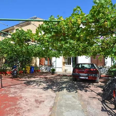 La Luna With Parking Apartment